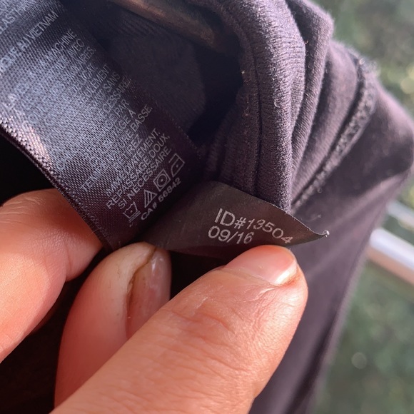 YOGA LEGGINGS - 3/4 length. Size small. Black. Small zip for keys. - Picture 4 of 7